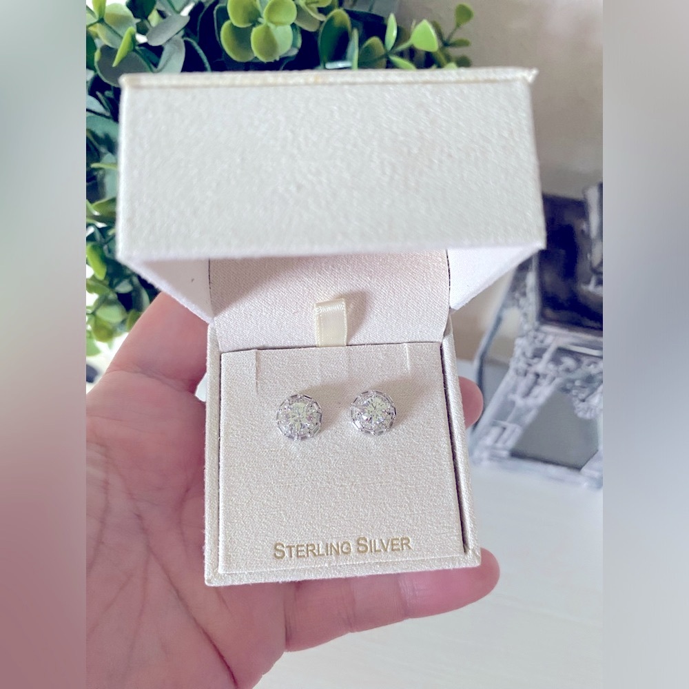 Brand New Lulea jewelry halo Sterling Silver 925 stud earrings